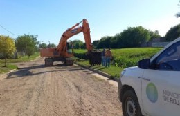 Realizan tareas de mantenimiento de desagües en canales a cielo abierto