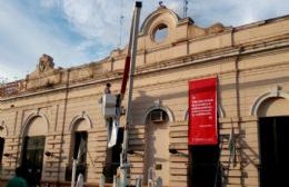 Imponen el nombre de "Paseo de la Democracia Dr. Raúl Ricardo Alfonsín" a la calle frente al Municipio