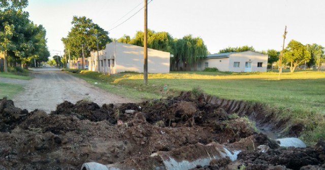 El Municipio intervino en el canal de desagüe paralelo al edificio del CIC de Barrio Progreso