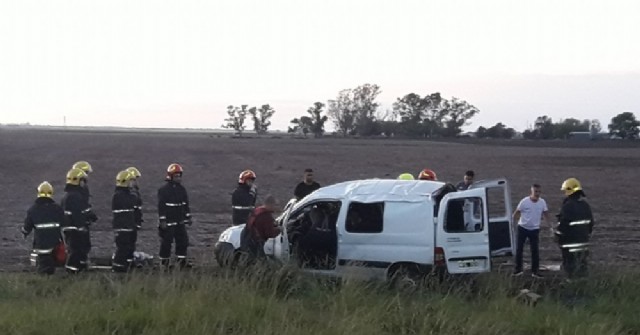 Volcó una camioneta en la Ruta 188 entre Rafael Obligado y Agustín Roca