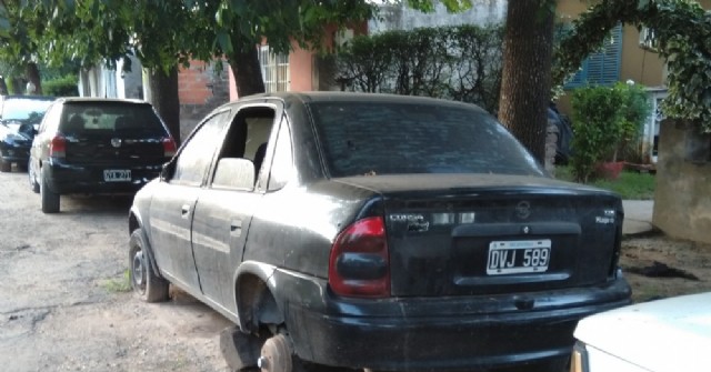 Bomberos Voluntarios intervinieron ante un principio de incendio de un auto