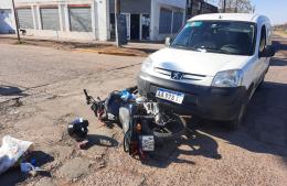 Choque entre moto y camioneta en Barrio Progreso