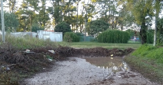 Aguas estancadas en uno de los montículos que cierran accesos a la ciudad