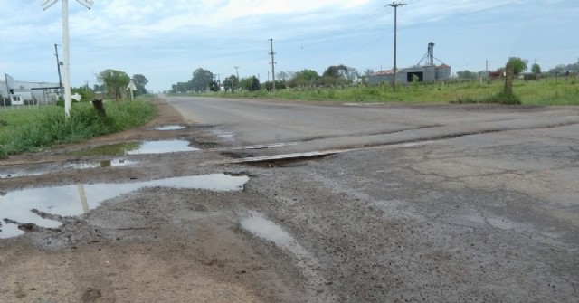 Riesgo para todos los conductores por el notorio mal estado del paso a nivel de la Ruta 31