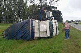 Tras esquivar vehículo, camión vuelca en Ruta 188