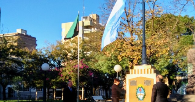 Acotado acto oficial por el 25 de mayo