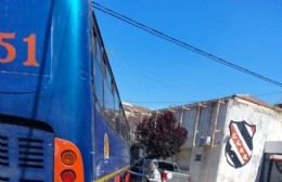 Colectivo se subió a la vereda en pleno centro y reventó una alcantarilla