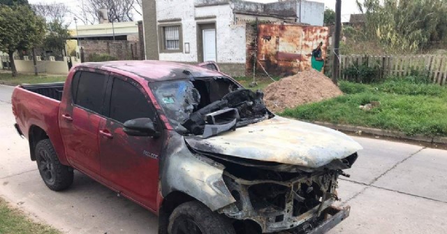 Está destruida la camioneta recuperada en Pergamino por un robo en Rojas