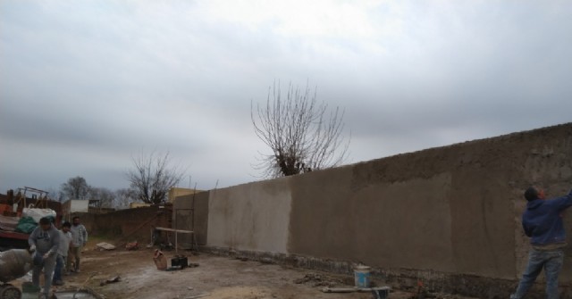 Última etapa de la reconstrucción de un tramo del muro perimetral del Cementerio municipal