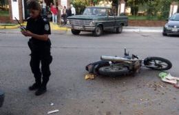 Choque de motos, con una mujer lesionada y un sujeto fugado
