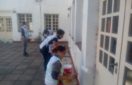 Trabajos de pintura en el Club Boca y en la Escuela Secundaria de Carabelas