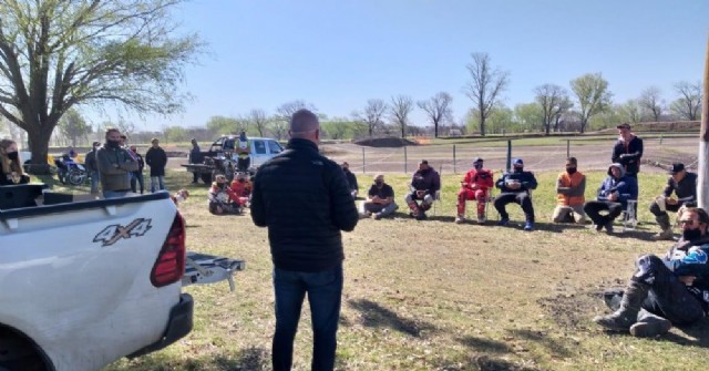 El licenciado Sebastián Urriza dio una charla sobre seguridad a pilotos de motocross locales