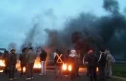 Almar se deshilacha, pero no pierde las mañas: Manda a empleados a romper el piquete