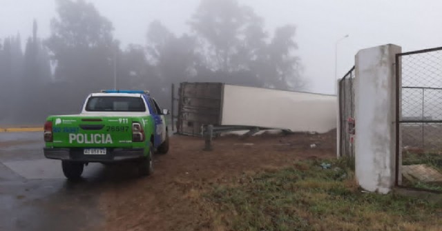 Intensa niebla: Volcó un camión en la Ruta 188