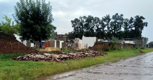 Se desmoronó una pared lateral del Cementerio Municipal