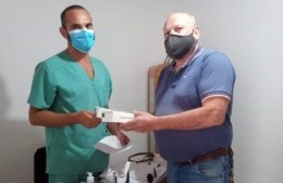 Calvo hizo entrega de dos equipos móviles al jefe del CAPS en Rafael Obligado