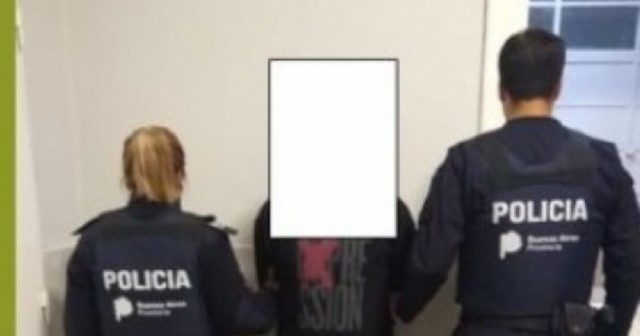 La Policía Comunal detuvo a un joven con marihuana en la Plaza Moreno