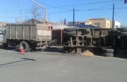 Vuelca camión con acoplado en avenidas Las Heras y Fortín Mercedes