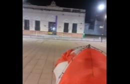 Mujer sin techo durmió en Plaza San Martín