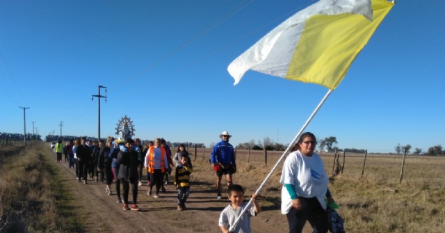 El grupo Los Peregrinos de Rojas realizó una caminata a Roberto Cano