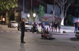 Automóvil embistió moto en pleno centro