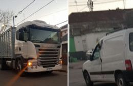 Un camión chocó a un auto estacionado