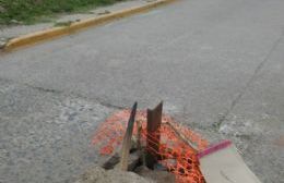 Precaución por un pozo al ingresar a Barrio Progreso