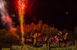 Espectacular banderazo de los simpatizantes de El Huracán