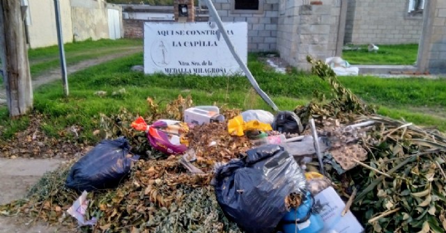 Denuncia por basural frente al predio donde se construye la Capilla de la Medalla Milagrosa