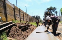 Cordón cuneta en Barrio Progreso: Finaliza obra en Hernández y comienza en Martínez Fontes