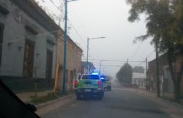 Un hombre causó daños en un auto y en una propiedad