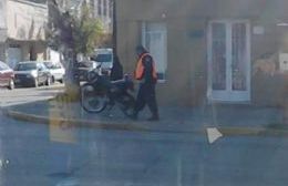 Mientras el director de Tránsito estaciona donde quiere, la policía también