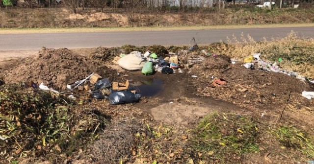 Reclamo vecinal por la formación de un basural en la banquina de la Ruta 45