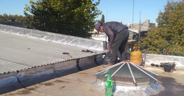 Trabajos de reparación en los techos del Solar Feliz