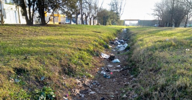 Reclaman limpieza de un canal ubicado entre los barrios Nehuenche i y Banco Provincia