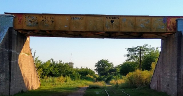 Reclaman por la limpieza de un paso peatonal a Barrio La Loma