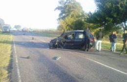 Dos autos protagonizaron un violento choque frontal en Salto