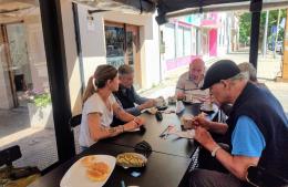 Salida de café, té y medialunas con residentes del Hogar Municipal