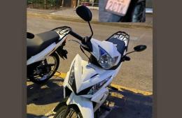 Roban moto Wave blanca en calle Presidente Perón