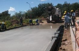 Clyfer y sus operarios en los últimos metros de la pavimentación de Avenida Alessandro