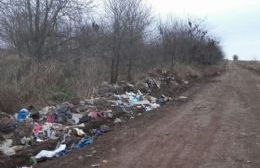 Vecinos sin conciencia social, convierten el camino a La Rojera en un basural