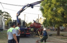 Los bomberos cargaron tanques de agua en barrio Libertador