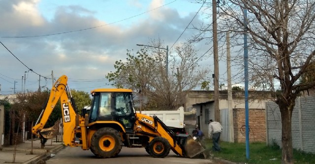 Intenso trabajo de empleados municipales para retirar montículos de basura de la zona céntrica