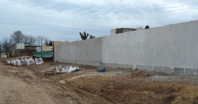 Comenzó la reconstrucción del tercer tramo del muro perimetral del Cementerio Municipal