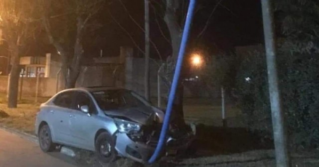 Automóvil chocó contra una columna en Avenida Helguera