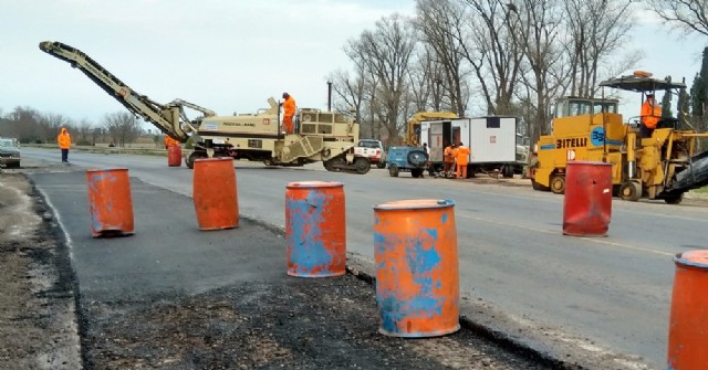 Obras en Ruta 188: Ya repavimentan zona de banquinas frente al ejido urbano de nuestra ciudad