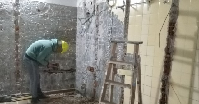Avanza la obra de reconstrucción de los baños en la Escuela Primaria N° 15