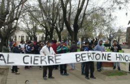 Alerta: Empleados despedidos del Peladero se manifiestan en Plaza San Martín. Ampliaremos.