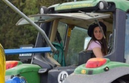 Paula es tractorista, tambera e influencer: "Hago trabajo de hombre pero no pierdo mi feminismo"
