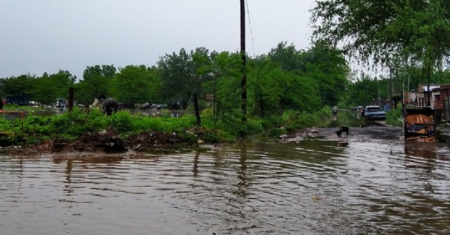 Desbordaron canales de desagüe en barrios Progreso y La Loma